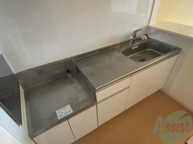 キッチン　２口ガスコンロも問題なく設置でき、収納もあります。