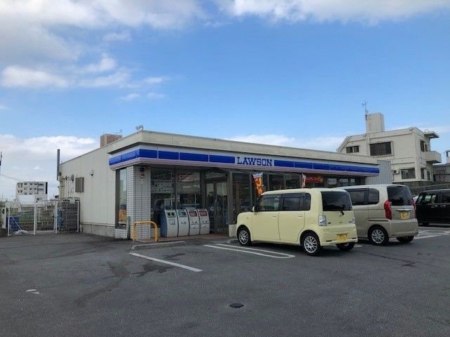 コンビニ　ローソン八重瀬町役場前店（コンビニ）まで300m