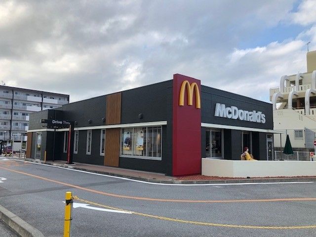 飲食店　マクドナルド東風平店（飲食店）まで400m