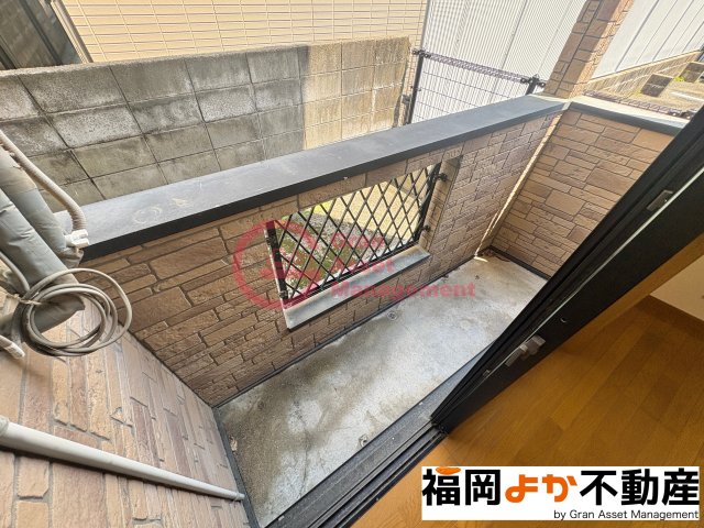バルコニー　【実写真】お洗濯にも便利なバルコニー付き