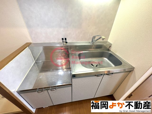 キッチン　【実写真】コンパクトなキッチンで掃除もラクラク