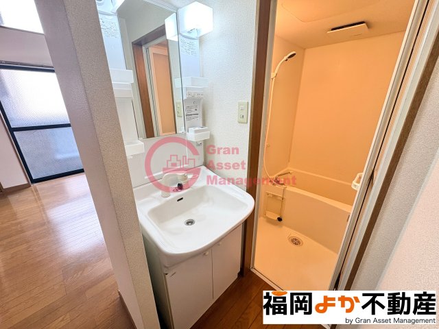 洗面設備　【実写真】独立洗面台で身支度をすべて済ませてしまいましょう
