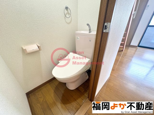 トイレ　【実写真】落ち着いた色調のトイレです