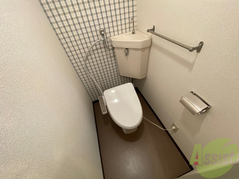 トイレ　トイレです。タオル掛けもついて便利ですね。