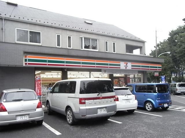コンビニ　セブンイレブン（コンビニ）まで740m