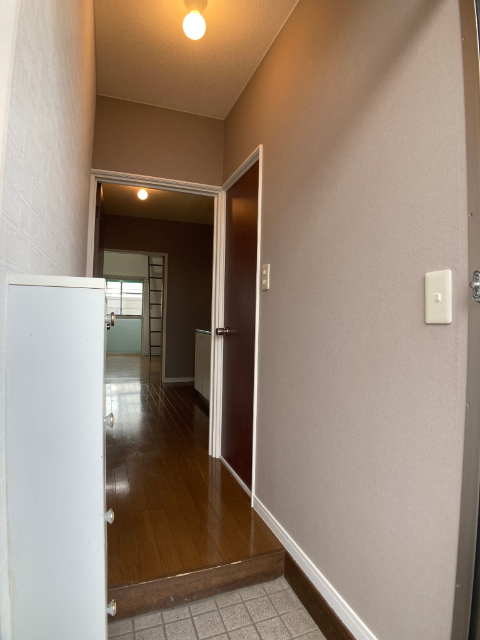 玄関　※リフォーム中につき別のお部屋です