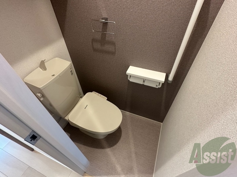 トイレ　トイレはウォシュレット機能付きです。安心して使用できますね。