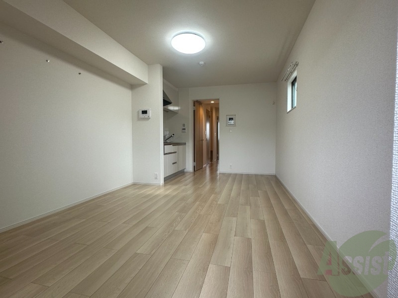 居室・リビング　白を基調とした綺麗なお部屋ですね。日当たりも良好です
