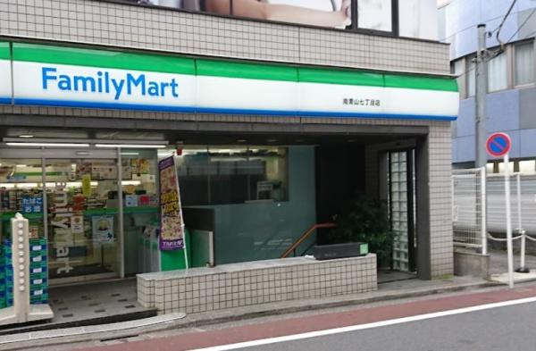 コンビニ　ファミリーマート南青山七丁目店（コンビニ）まで59m