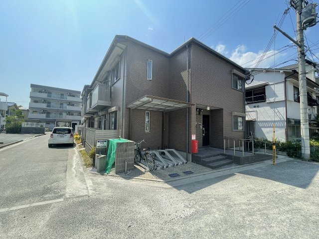 建物外観　宅配BOX付で不在時も便利！