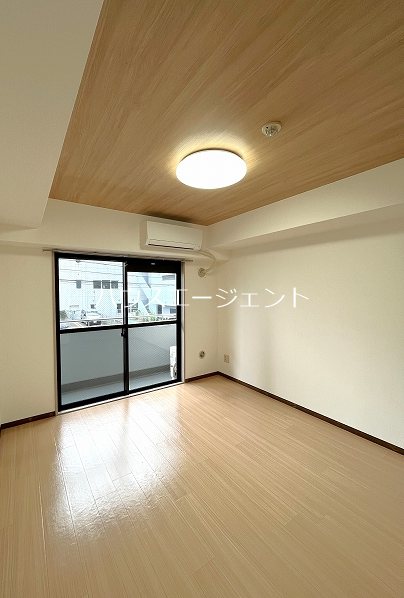 居室・リビング　清潔感のあるお部屋です。※参考写真・2面採光です。
