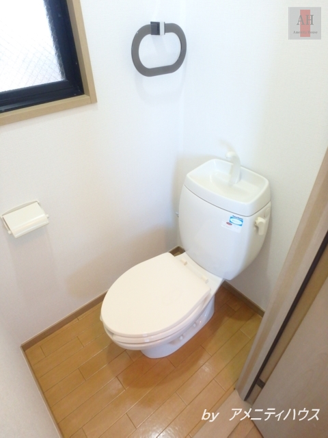 トイレ　●シンプルなトイレスペース。