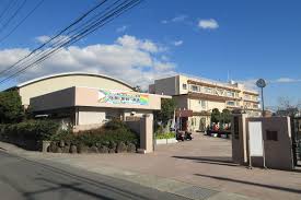 中学校　茨木市立東中学校（中学校）まで464m