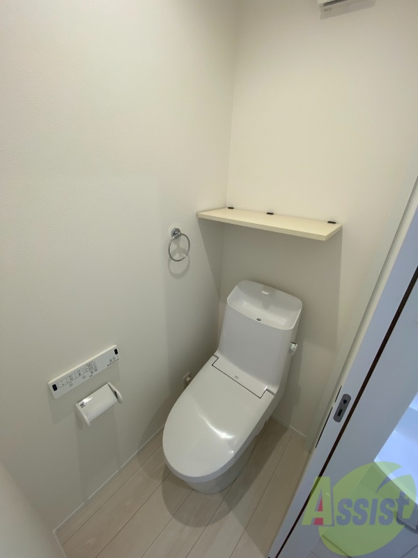 トイレ　トイレは温水洗浄便座付きで上部には収納スペースも！