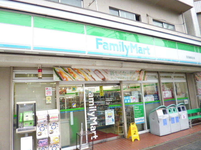 コンビニ　ファミリーマート（コンビニ）まで330m