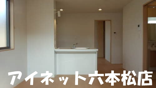 居室・リビング　家具の配置に困らないリビングですね