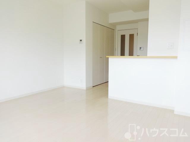 居室・リビング　東向きですが陽射しも取り込めます♪
