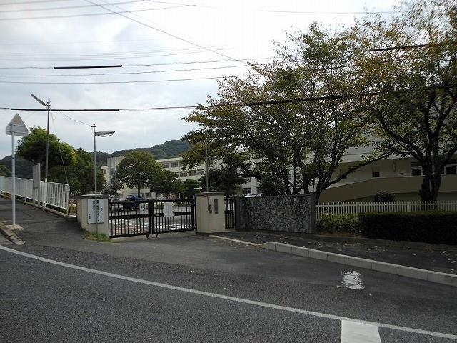 小学校　中間北小学校（小学校）まで550m