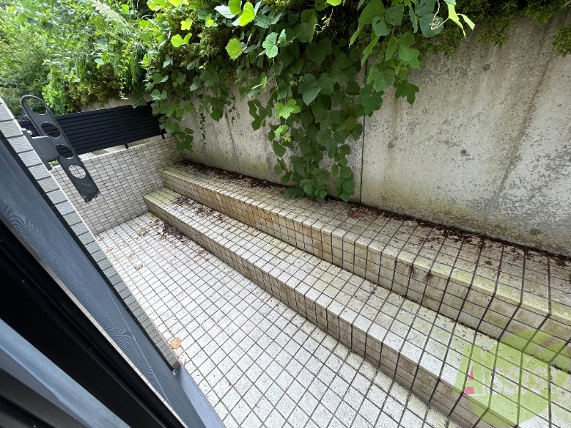 バルコニー　専用庭には洗濯物を干すスペースがございます。