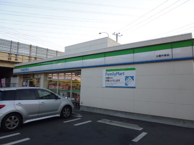 コンビニ　ファミリーマート（コンビニ）まで330m