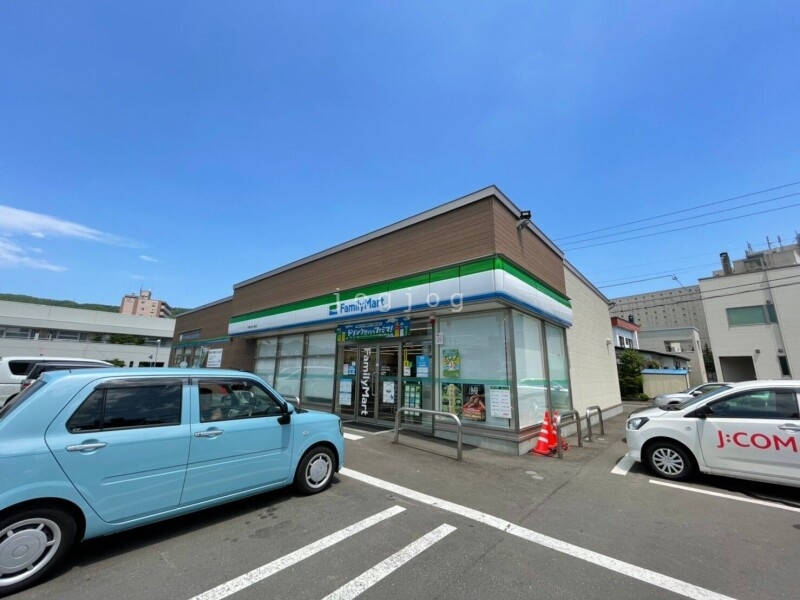 コンビニ　ファミリーマート札幌川沿4条店（コンビニ）まで140m