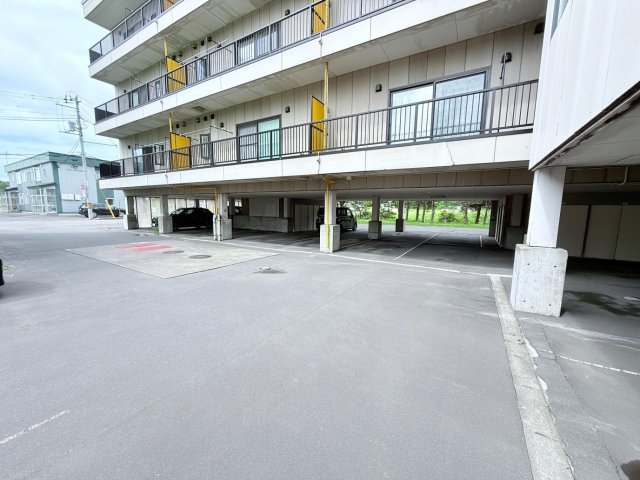 駐車場　屋外通路は冬季除雪します
