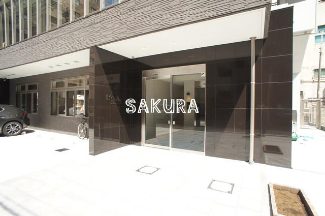 エントランス　重厚感のある建物デザイン♪