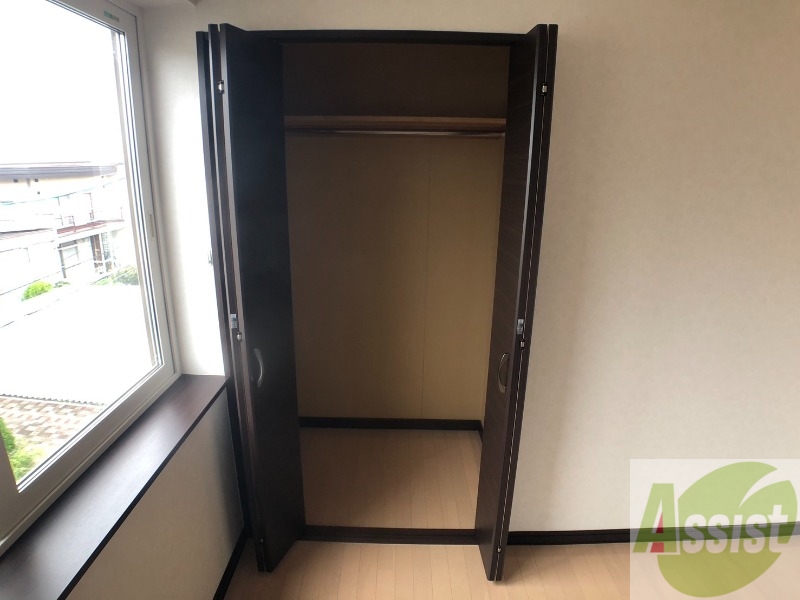 収納　寝室の収納です。部屋がすっきり片付きます。