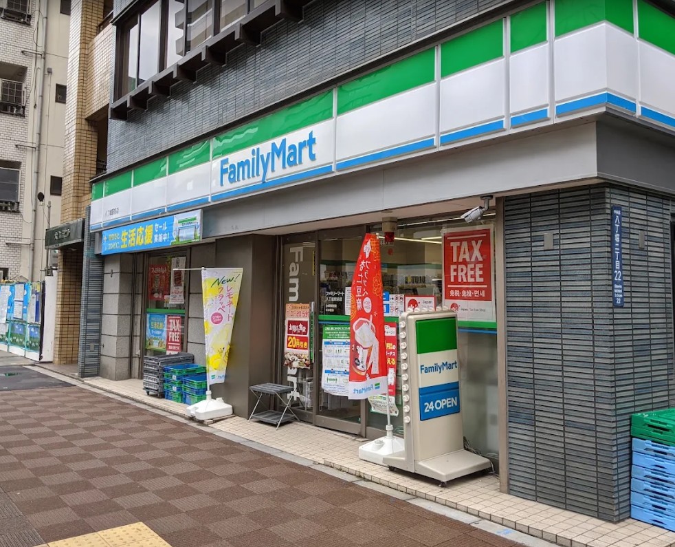 コンビニ　ファミリーマート八丁堀駅前店（コンビニ）まで232m