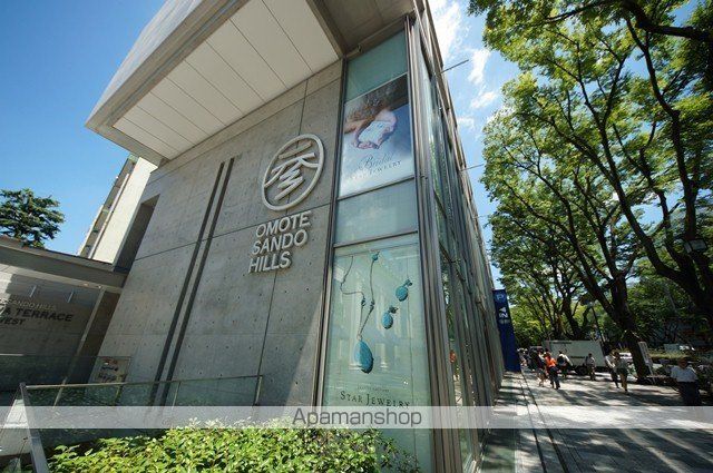 ショッピングセンター　表参道ヒルズ（ショッピングセンター）まで400m