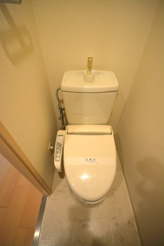 トイレ　落ち着いた色調のトイレです
