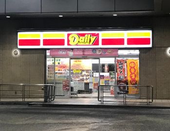 コンビニ　デイリーヤマザキ 住之江公園駅前店（コンビニ）まで496m