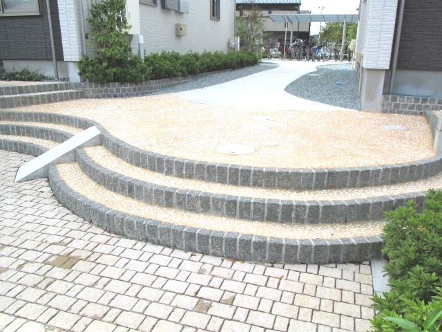 エントランス　アプローチ　自転車の乗り入れがしやすくしてあります。