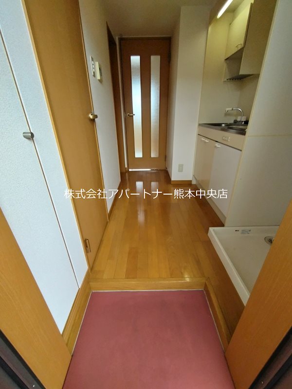 玄関　下駄箱も付いて広く使用できます。