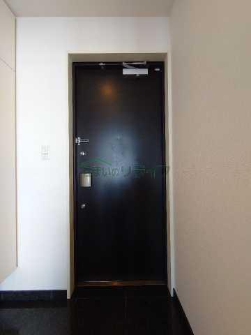 玄関　同タイプ反転のお部屋でございます。