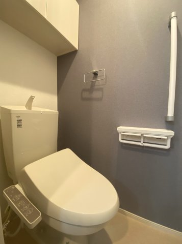 トイレ　落ち着いた色調のトイレです