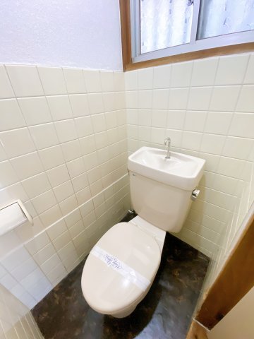 三島ガレージ付き戸建のトイレ写真