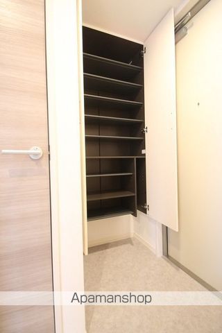 地下鉄空港線 西新駅 徒歩8分 3階建 築8年の玄関写真