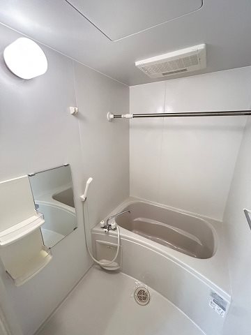 バス・シャワールーム　コンパクトで使いやすいお風呂です