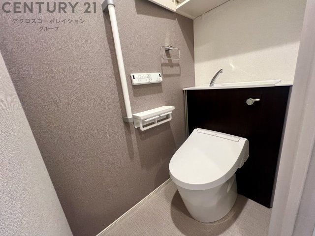 トイレ　温水洗浄便座付きのトイレです♪