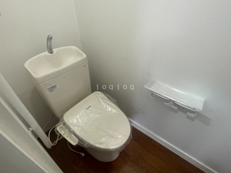 トイレ　嬉しい温水洗浄便座付きのトイレです。