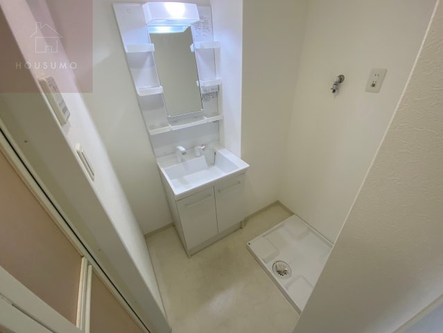 洗面設備　落ち着いた色調のトイレです