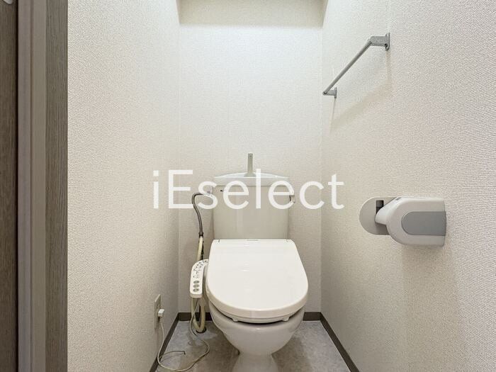 トイレ　温水洗浄便座付きのトイレです