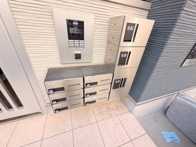 ロビー　ロビーにある各部屋毎のメールボックス。