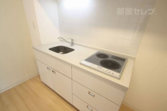 キッチン　２口のＩＨコンロが備わります。