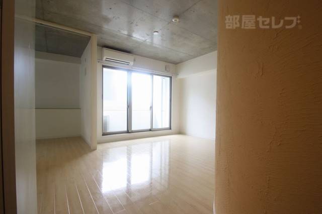 居室・リビング　湾曲したスペースが特徴的なリビング。