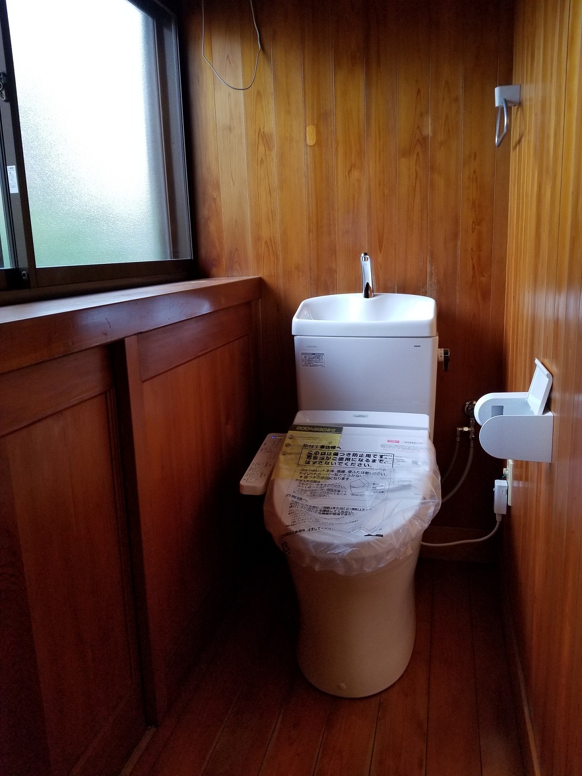 トイレ　新品の便器はウォシュレット付き