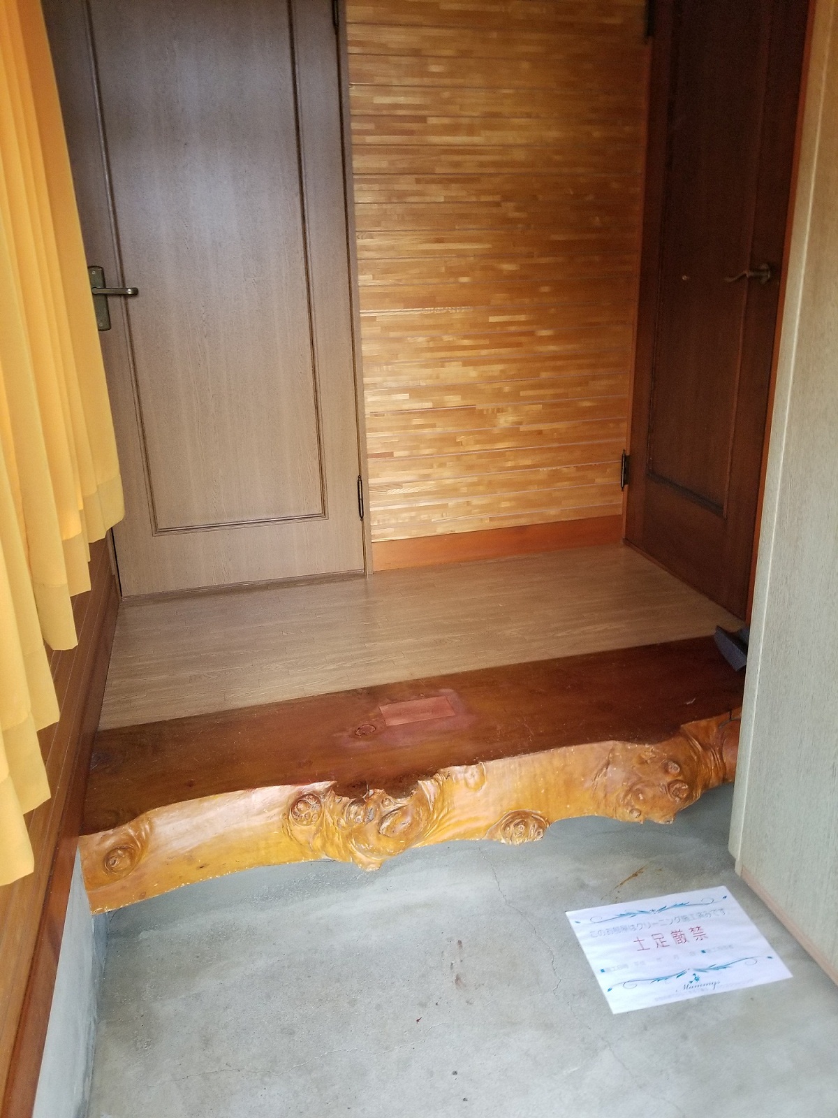 玄関　和風感漂う框