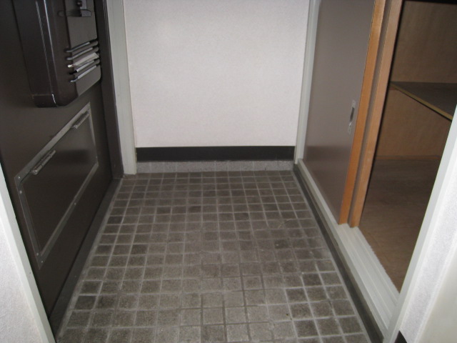 玄関　※写真別のお部屋のものです。現況を優先させて頂きます。