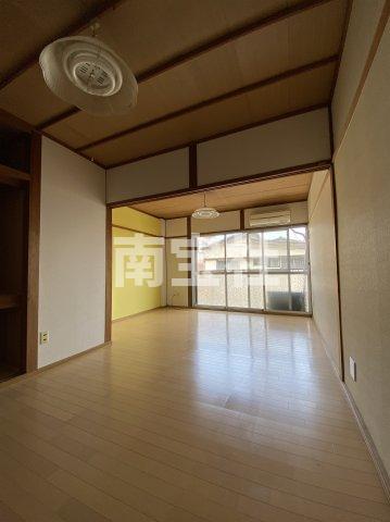 居室・リビング　ゆったりとした13.5畳の居間です